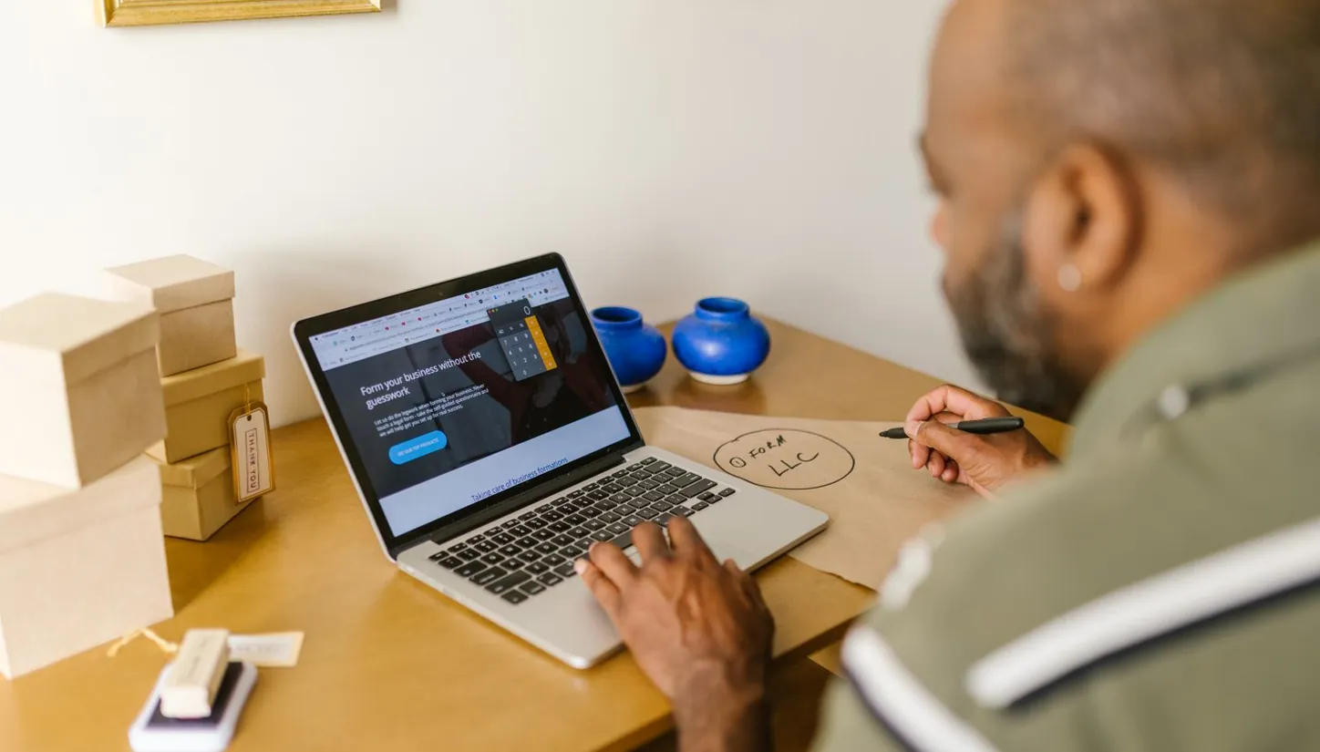 Empreendedor olhando um site no notebook