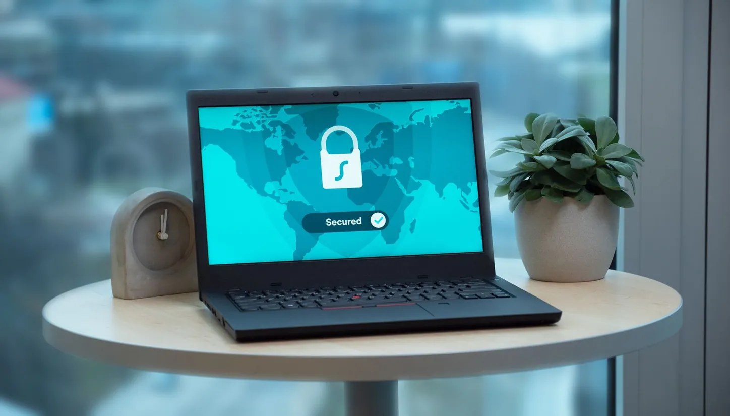 Notebook exibindo um ícone de cadeado sobre uma mesa