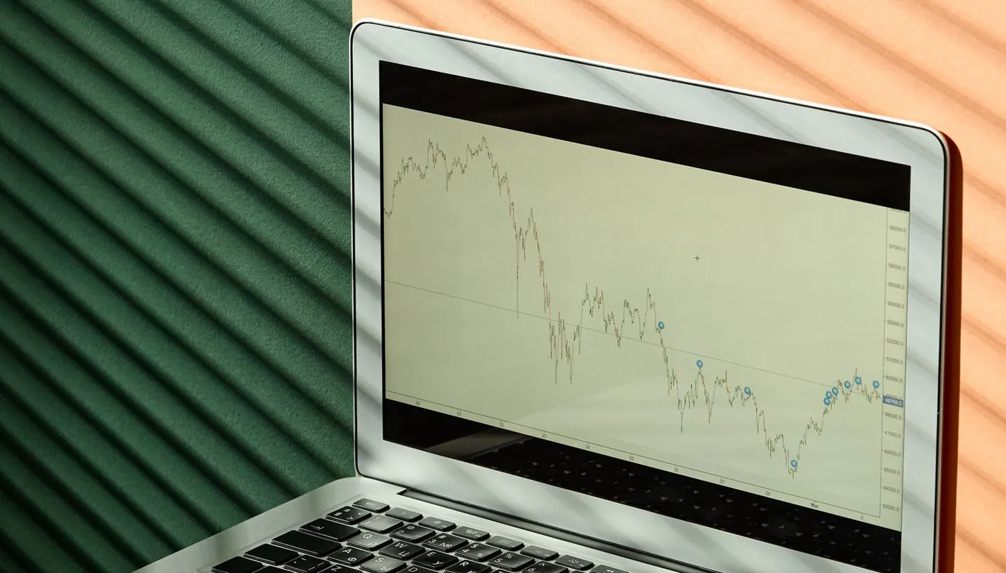 Notebook exibindo gráficos sobre uma mesa de madeira